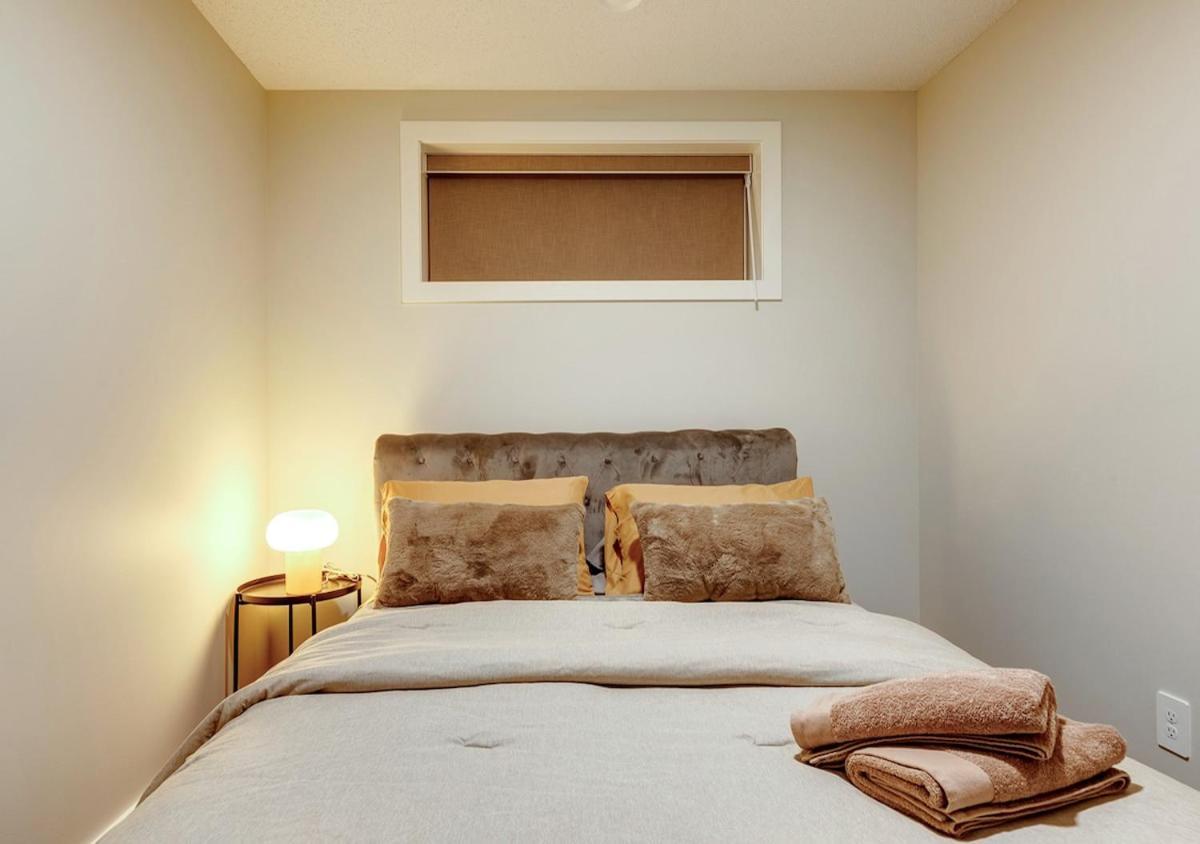 Neutral Living 6beds 4bedrooms And Bonus Free Parking * Calgary