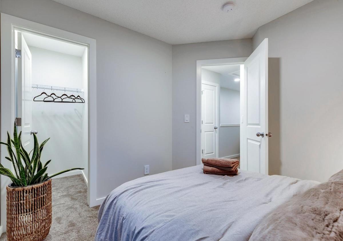 Holiday home Neutral Living 6beds 4bedrooms And Bonus Free Parking Calgary