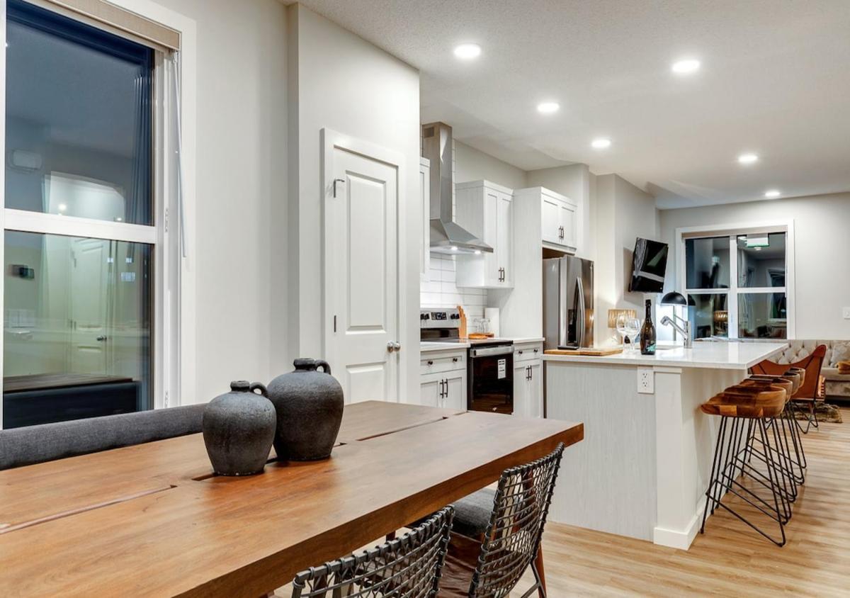 Neutral Living 6beds 4bedrooms And Bonus Free Parking