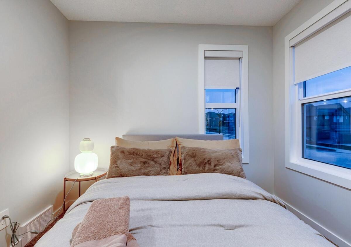Neutral Living 6beds 4bedrooms And Bonus Free Parking Holiday home Calgary