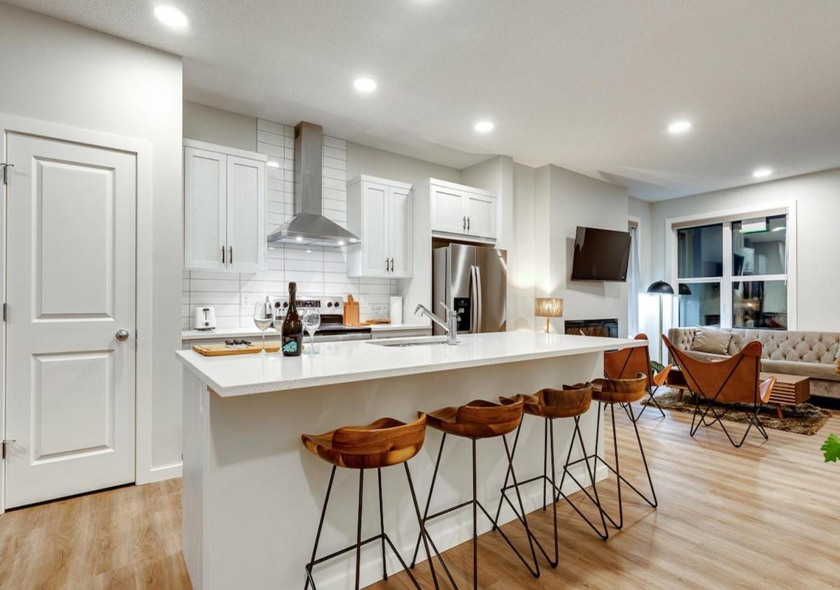 Neutral Living 6beds 4bedrooms And Bonus Free Parking * Calgary