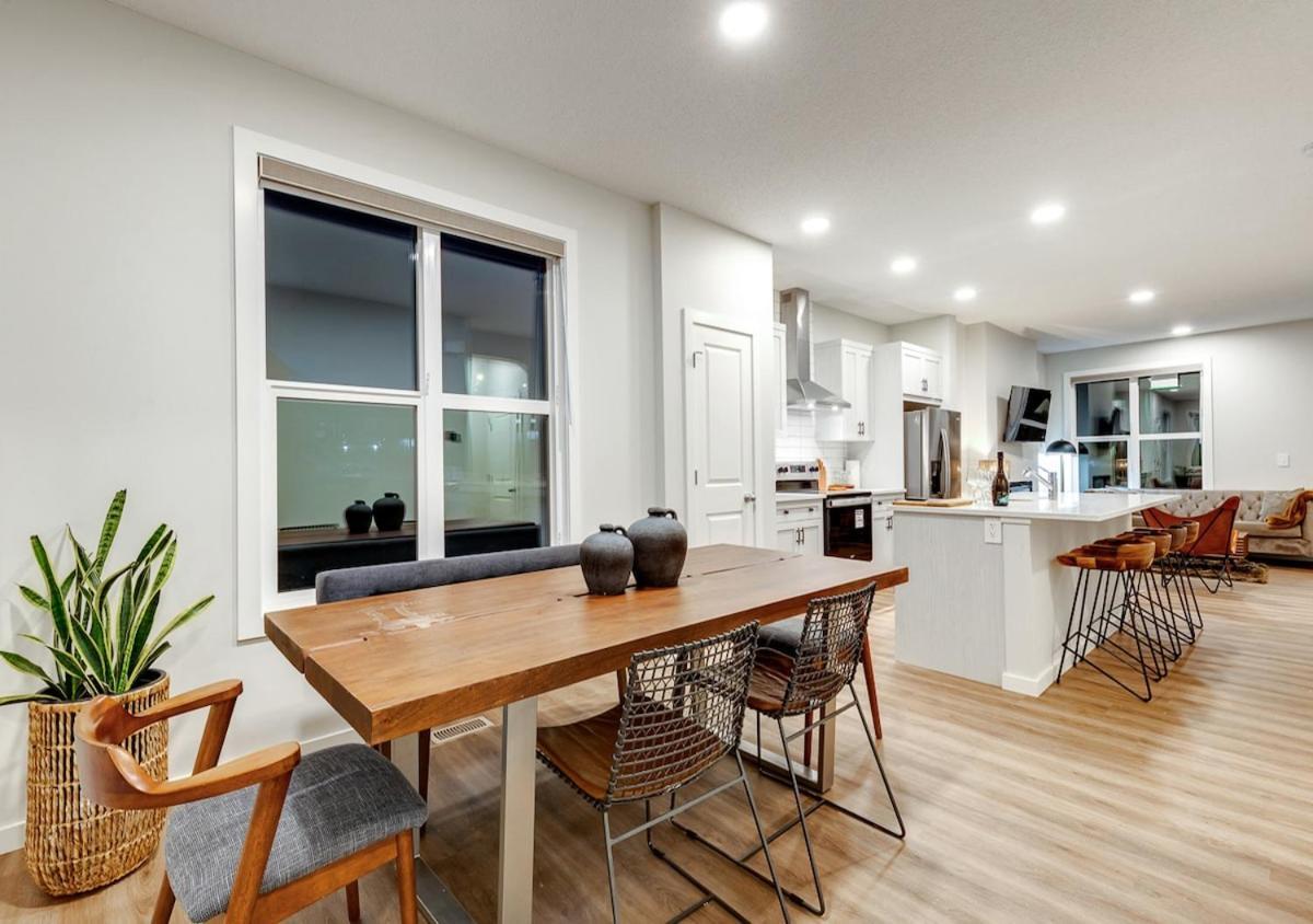 Neutral Living 6beds 4bedrooms And Bonus Free Parking