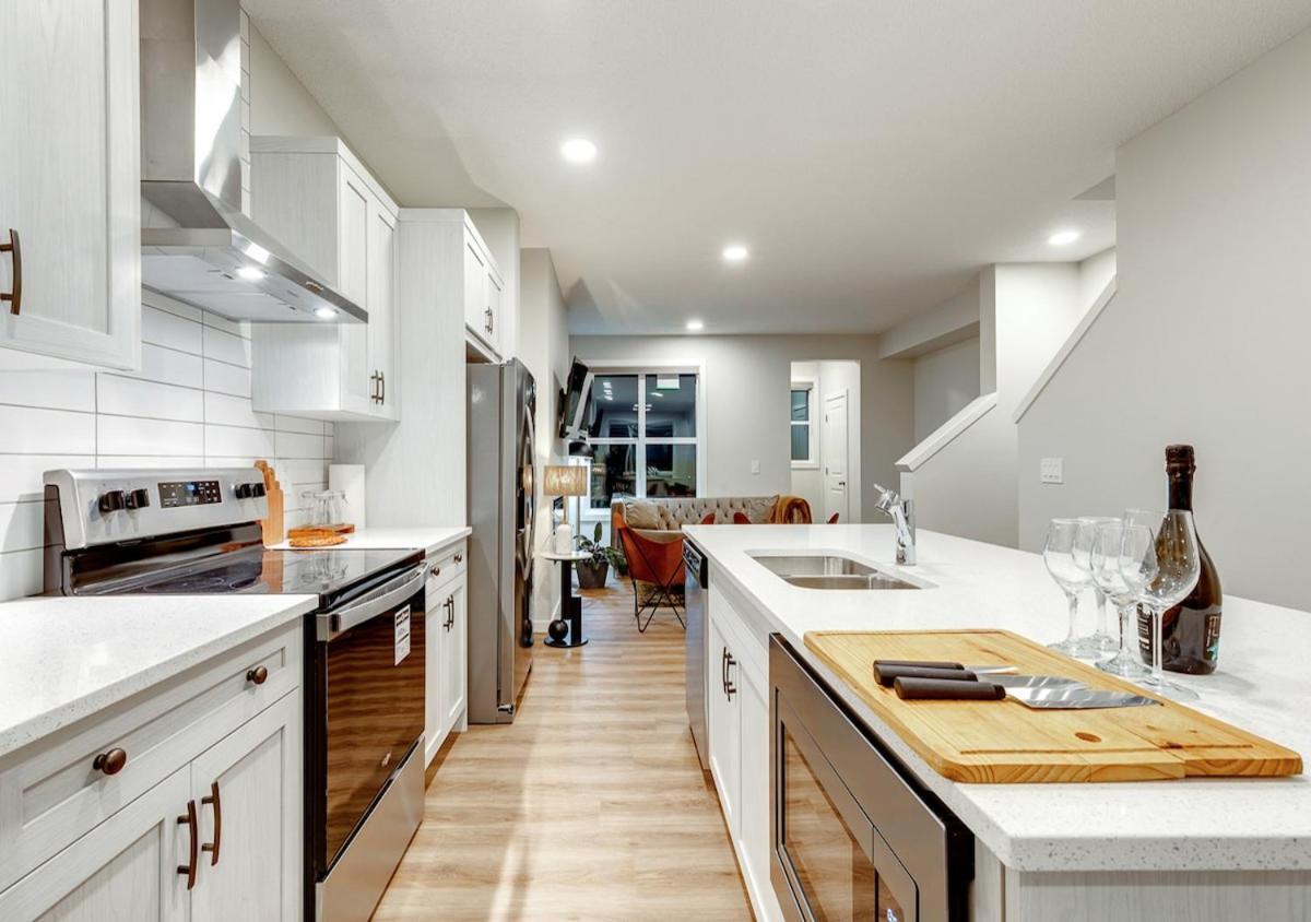 Neutral Living 6beds 4bedrooms And Bonus Free Parking *