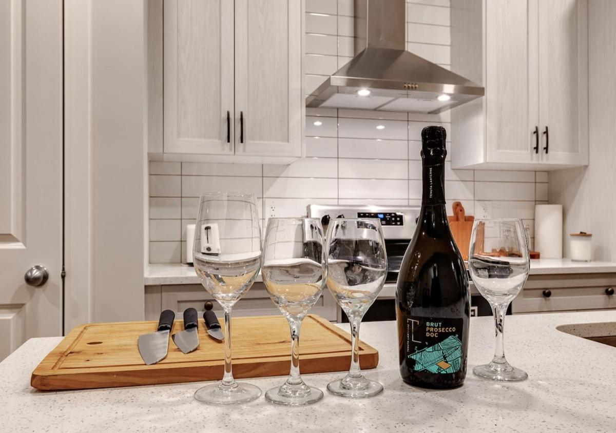 Neutral Living 6beds 4bedrooms And Bonus Free Parking Calgary