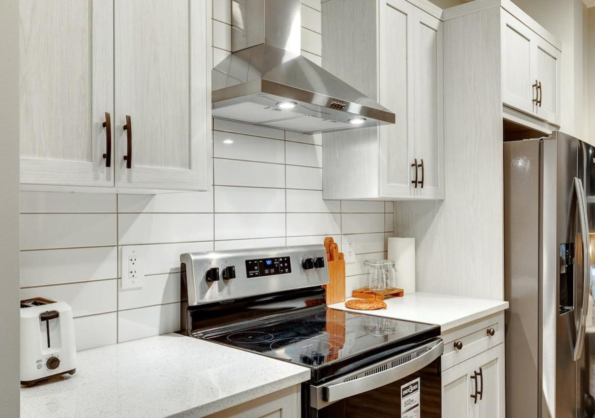 Neutral Living 6beds 4bedrooms And Bonus Free Parking *