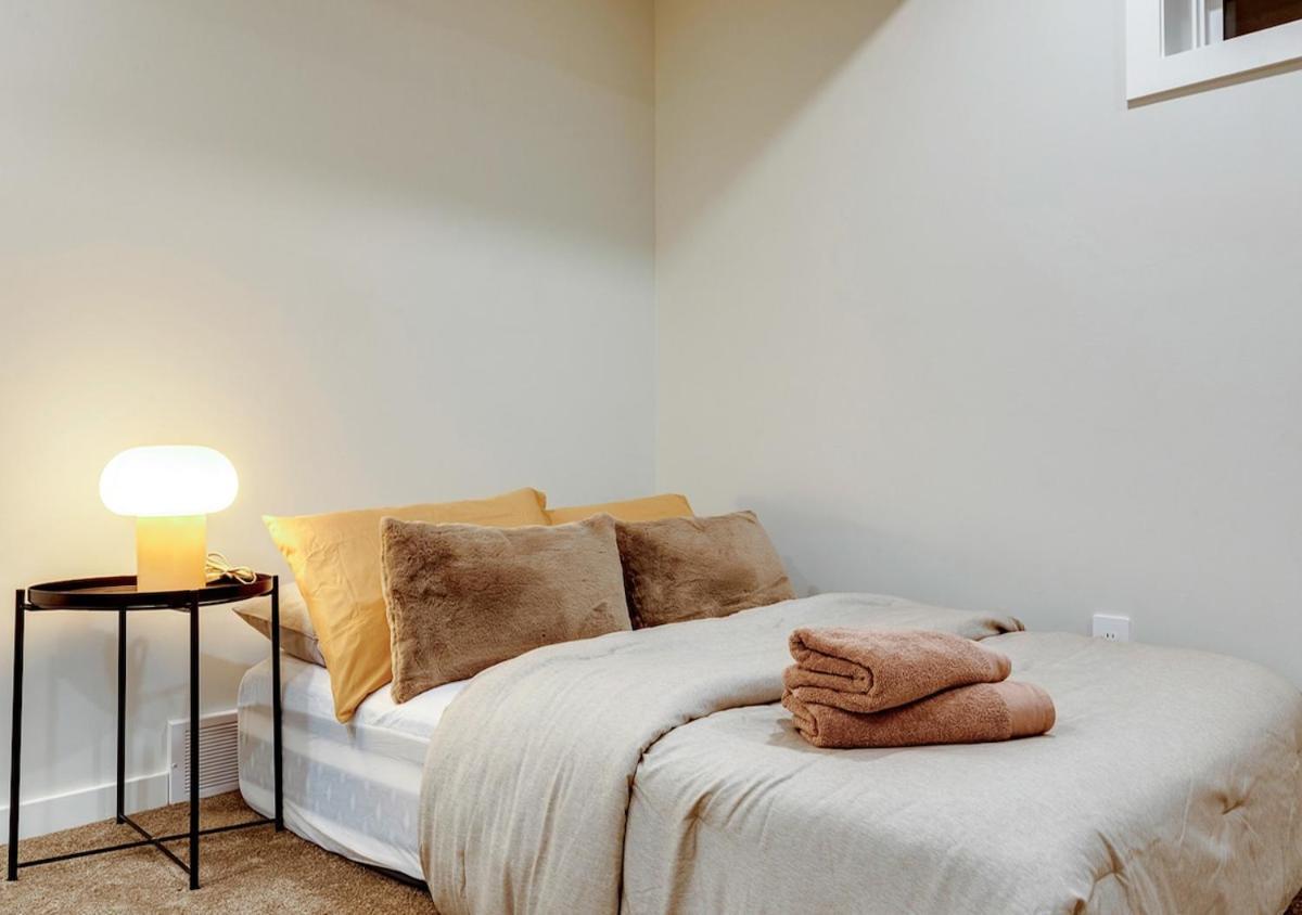 Neutral Living 6beds 4bedrooms And Bonus Free Parking Calgary