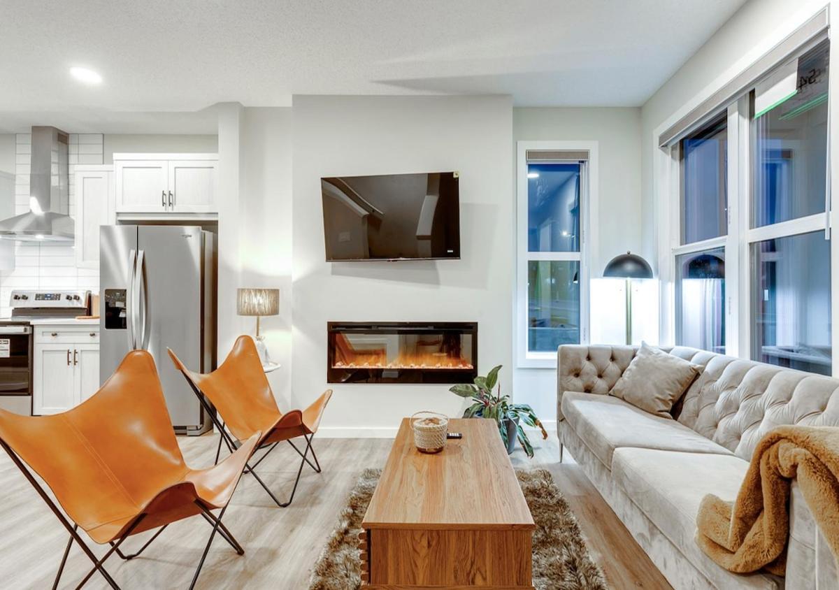 Neutral Living 6beds 4bedrooms And Bonus Free Parking Holiday home Calgary