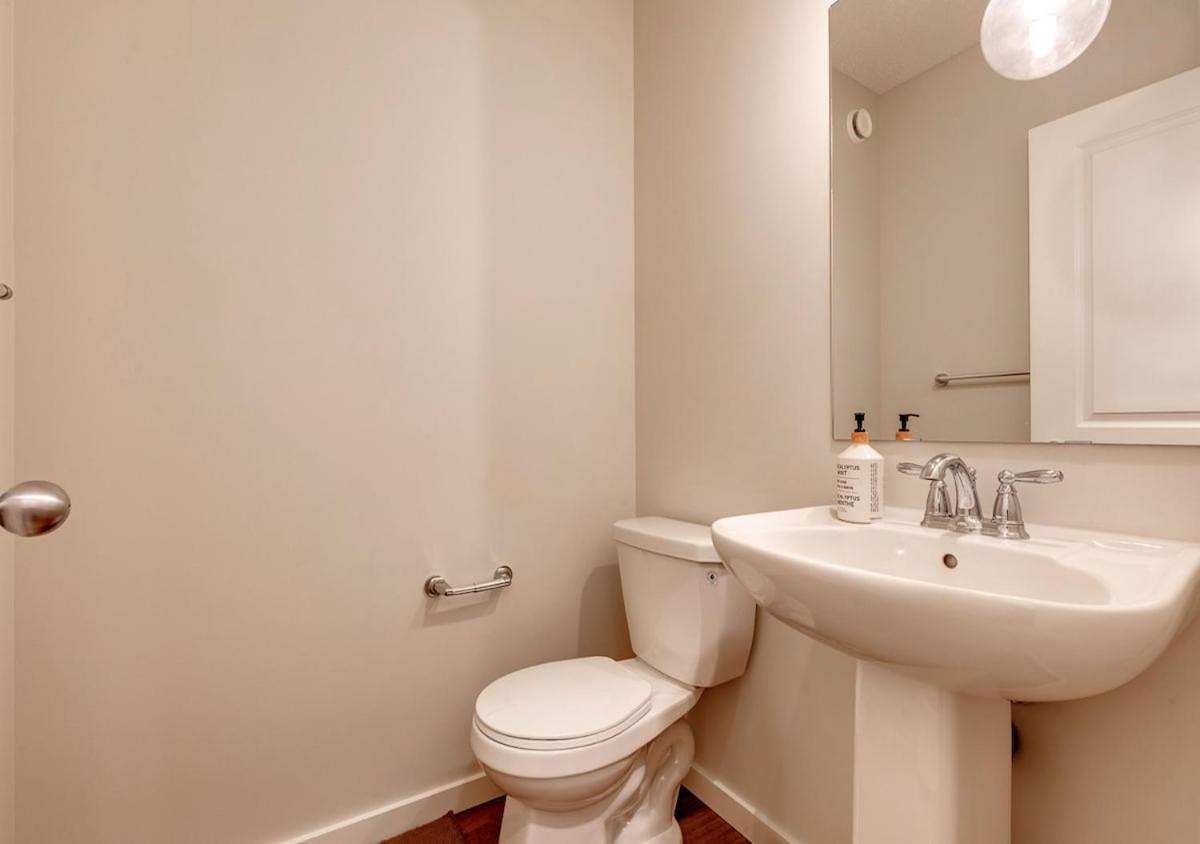 Neutral Living 6beds 4bedrooms And Bonus Free Parking Calgary