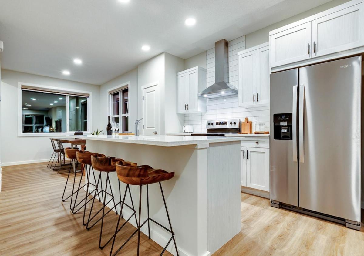 Neutral Living 6beds 4bedrooms And Bonus Free Parking *