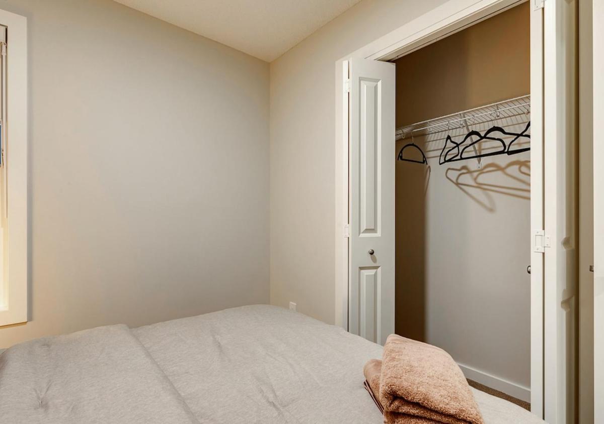 Neutral Living 6beds 4bedrooms And Bonus Free Parking Holiday home Calgary