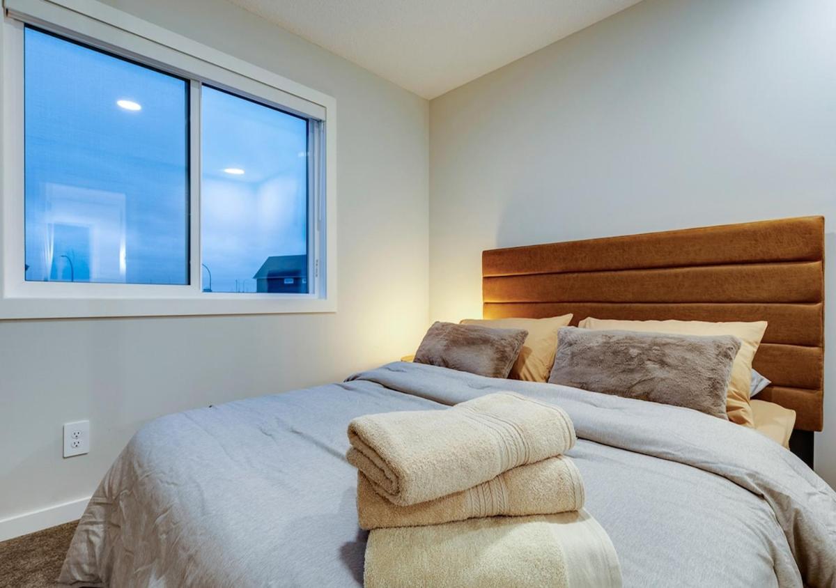 Neutral Living 6beds 4bedrooms And Bonus Free Parking Calgary