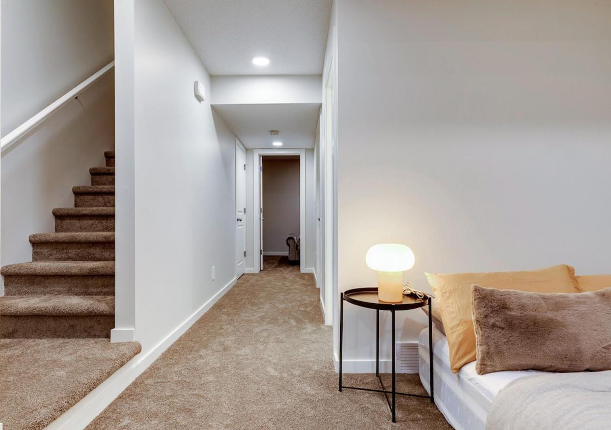 Neutral Living 6beds 4bedrooms And Bonus Free Parking * Calgary